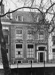 835529 Gezicht op de voorgevel van het huis Nieuwegracht 18 te Utrecht.